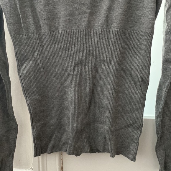 3 for $20 - Guess Round Neck Long Sleeve - Picture 4 of 8